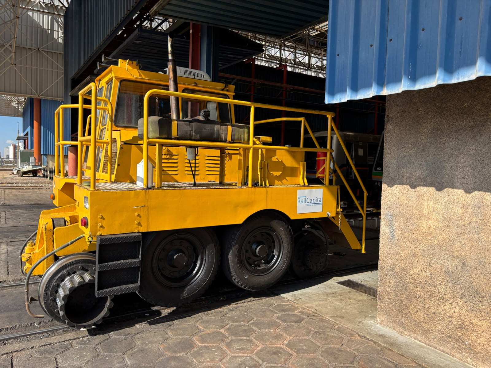 Locotrator amarelo Rail Capital