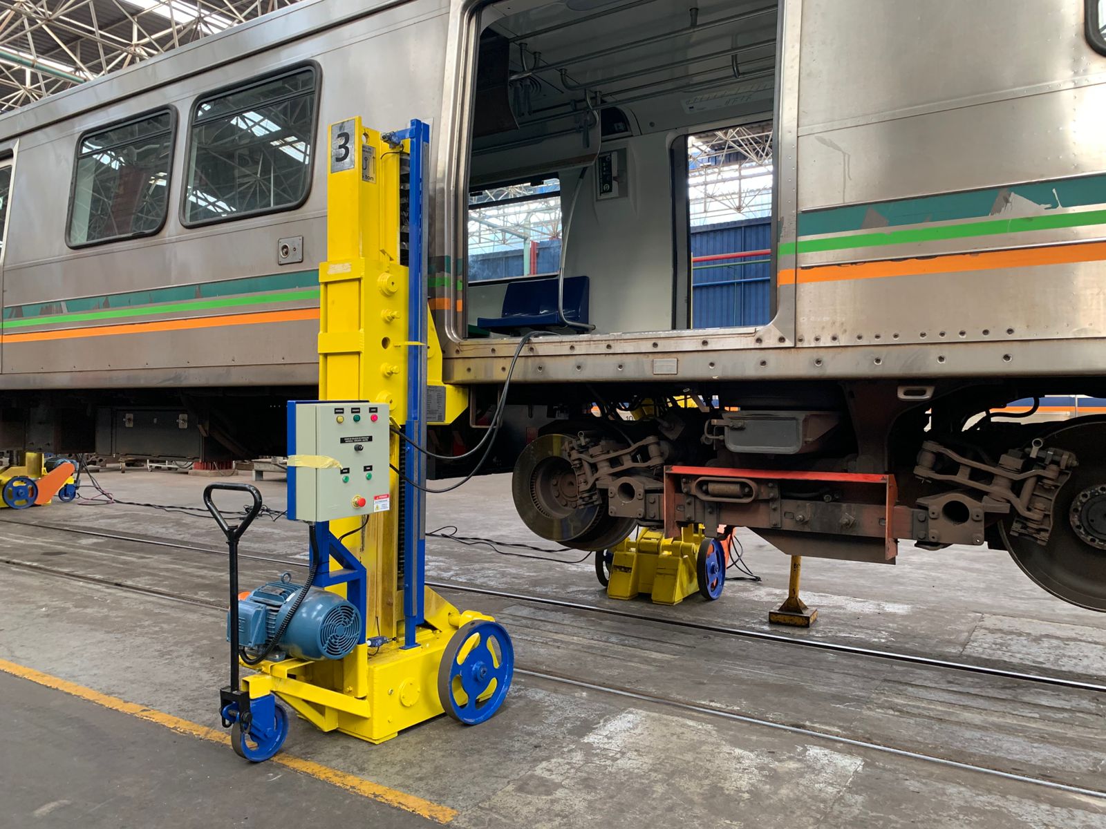 Conjunto de macacos elevando trem em oficina